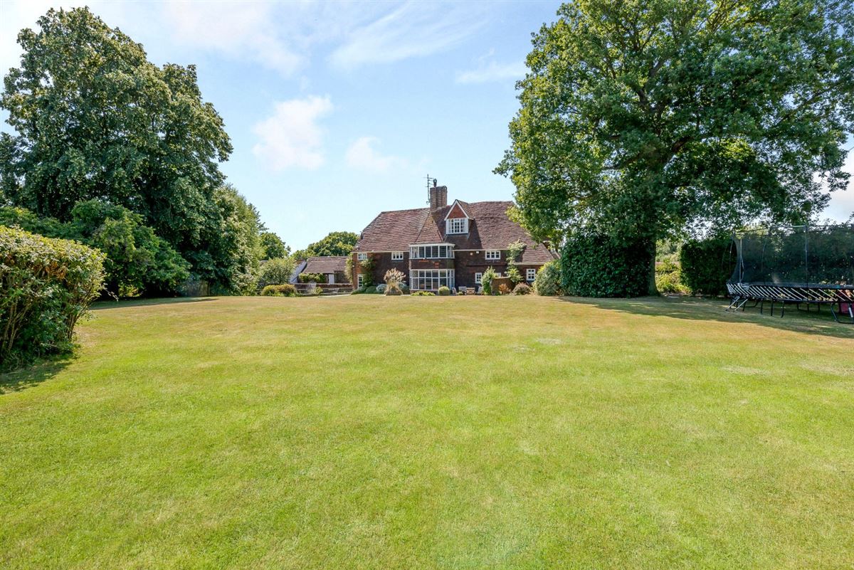 Luxury homes 占地17英亩的迷人古厝