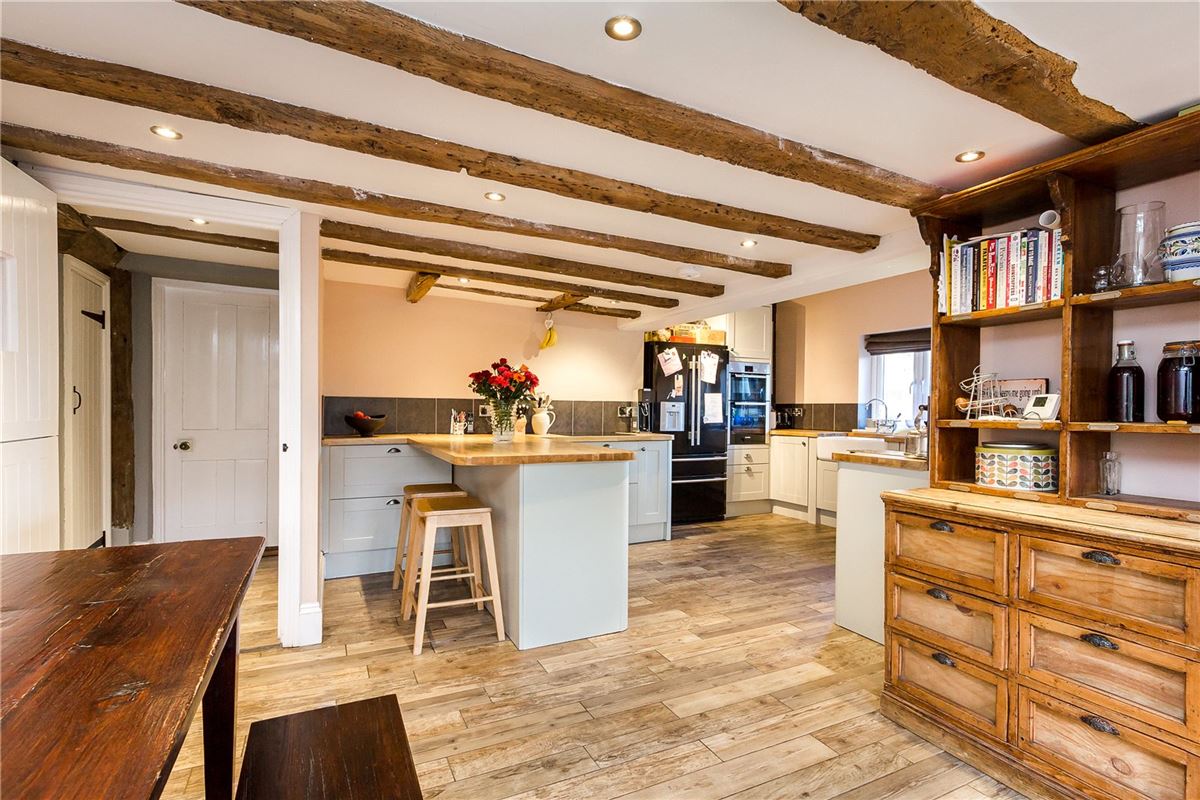 Luxury real estate 占地17英亩的迷人古厝