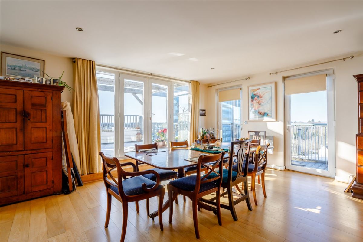 THIS SPACIOUS PENTHOUSE APARTMENT OFFERS A LARGE ROOF