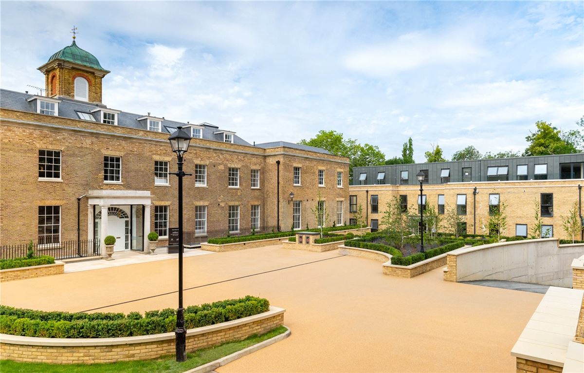 THREE BEDROOM PENTHOUSE IN HAREFIELD PLACE UNITED KINGDOM United