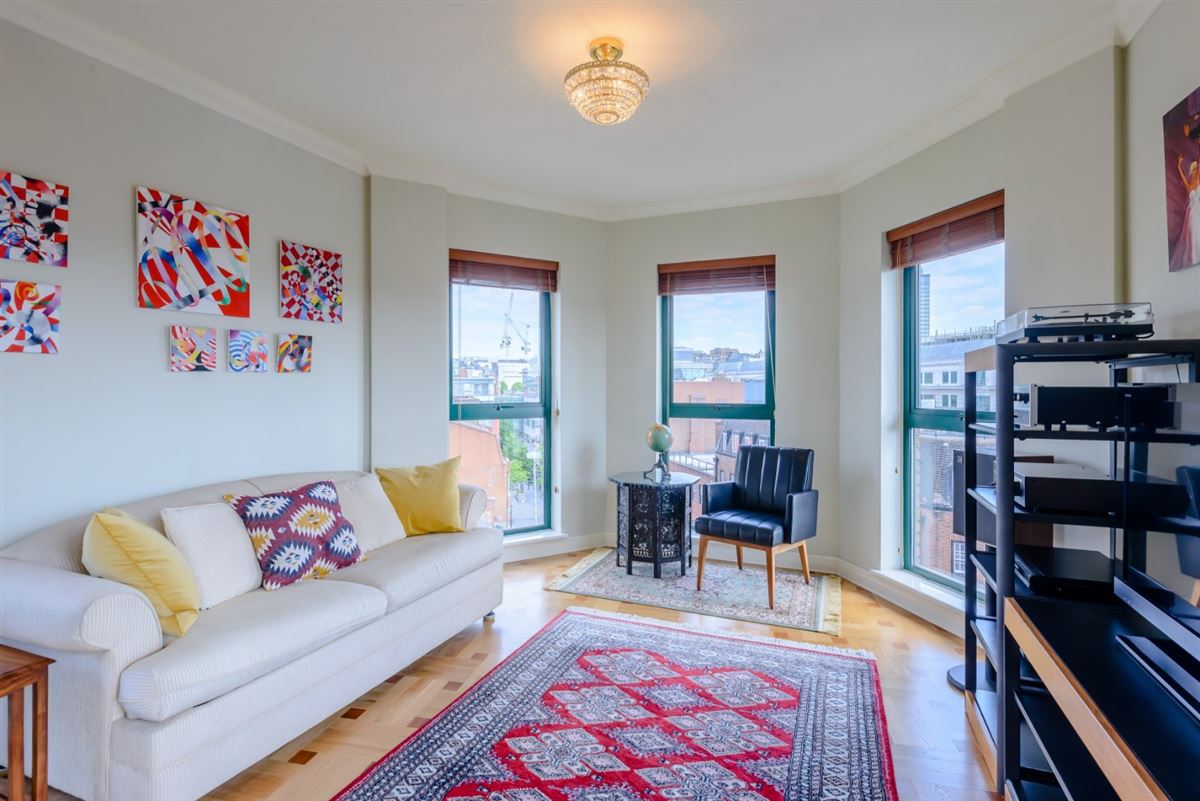 AN EXCEPTIONAL SIXTHFLOOR APARTMENT WITH TWO TERRACES AND STUNNING