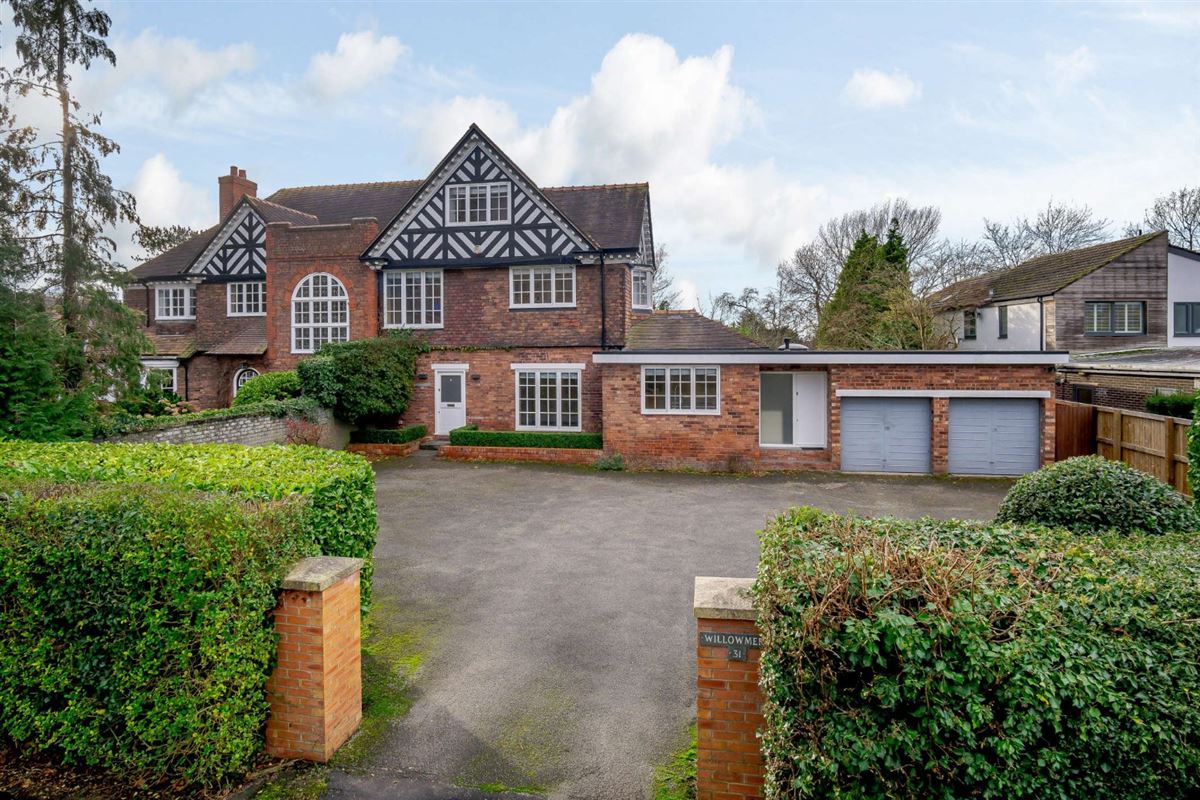 AN EXTENSIVELY MODERNISED PERIOD PROPERTY IN A PRESTIGIOUS CHESTER