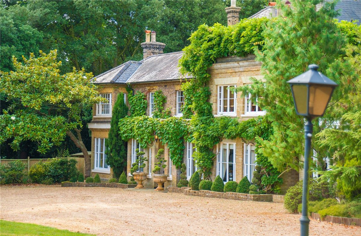 HANDSOME EDWARDIAN HOUSE IN BROXBOURNE United Kingdom Luxury Homes