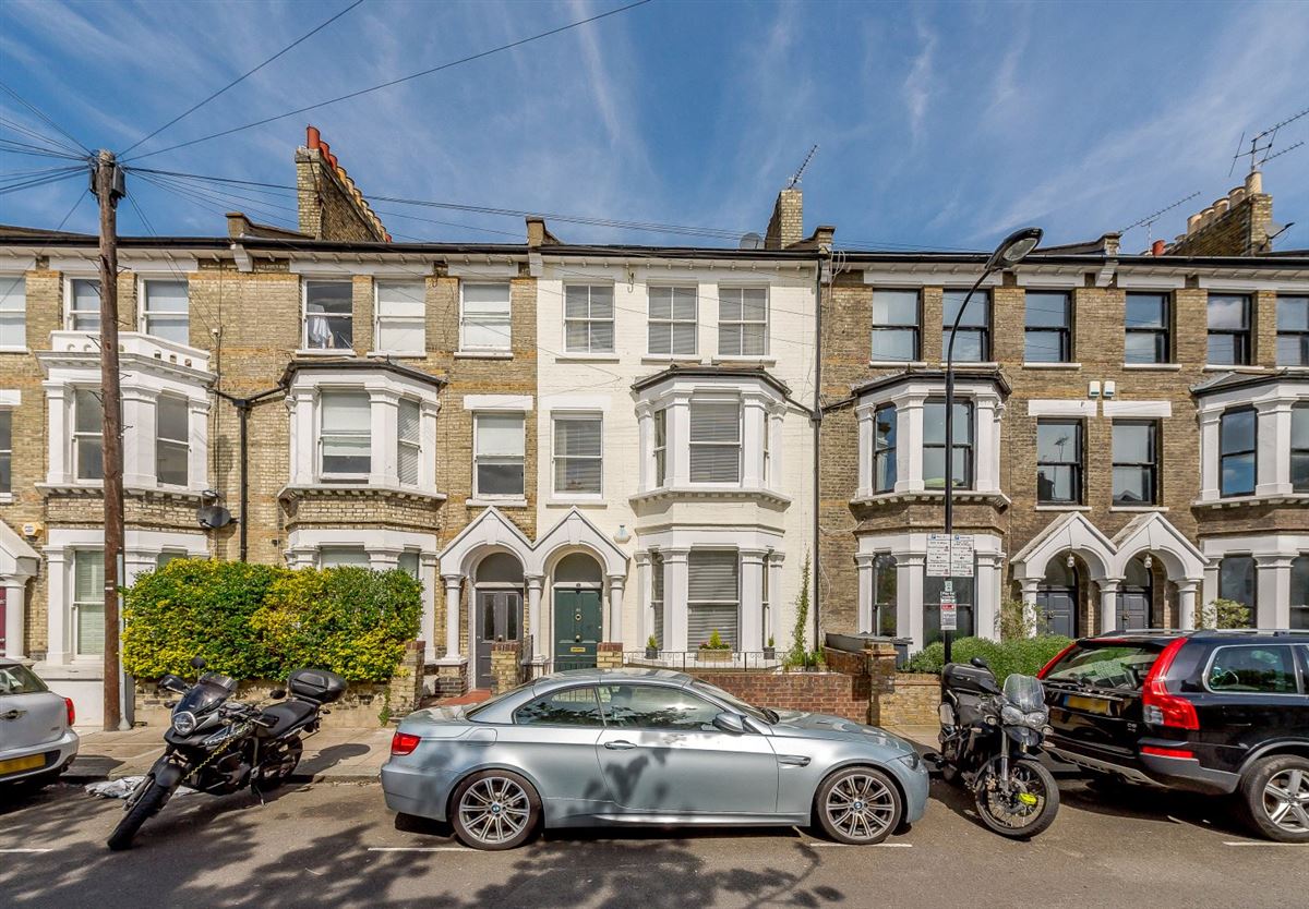 SUBURB TOWNHOME IN SOUGHTAFTER FULHAM United Kingdom Luxury Homes