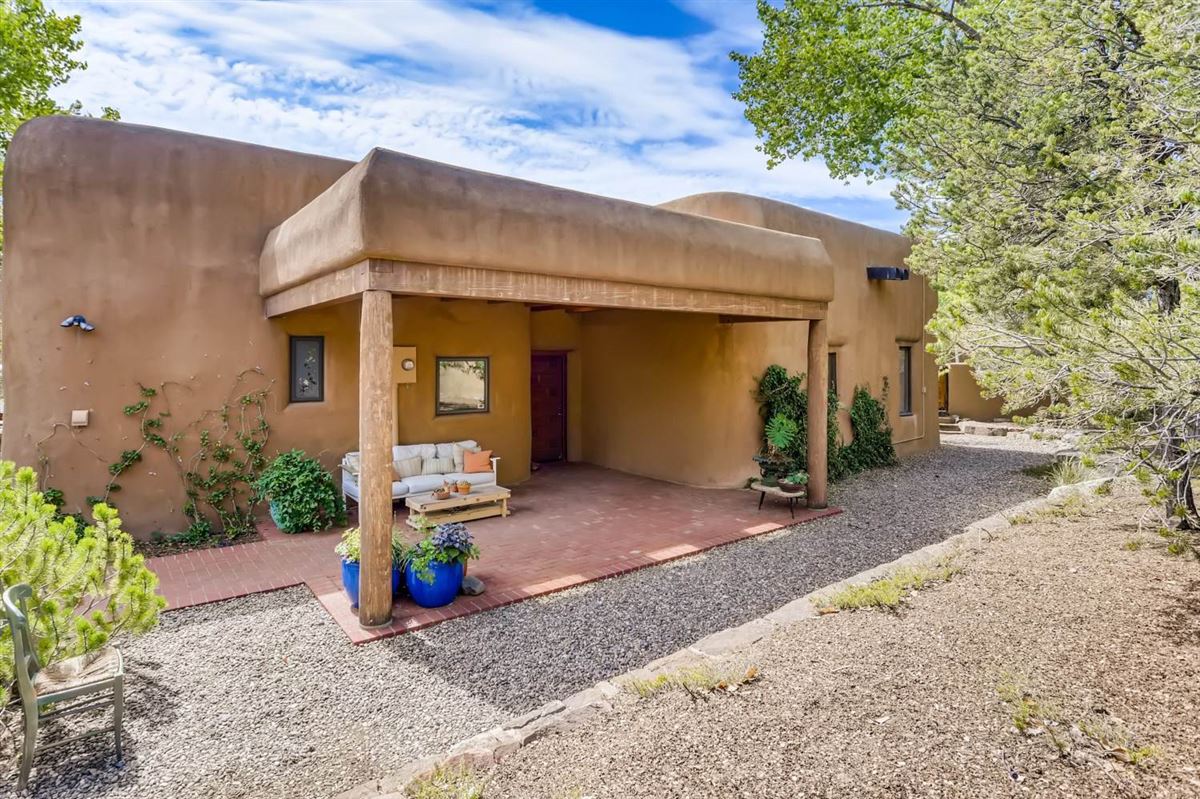 ASTOUNDINGLY BEAUTIFUL GATED SANTA FE ESTATE New Mexico Luxury Homes