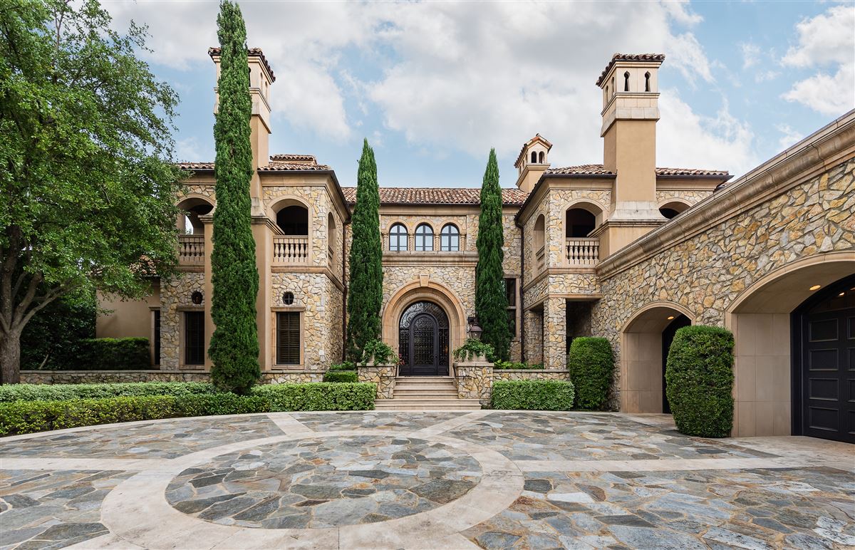 EXQUISITE HOME IN EXCLUSIVE GATED LOS ARBOLES COMMUNITY Texas Luxury