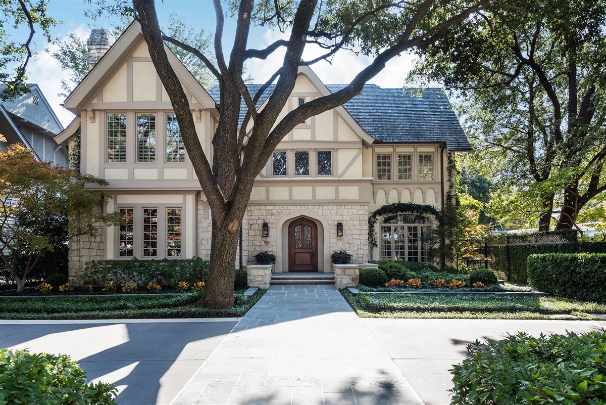 ELEGANT CUSTOM HOME IN THE HEART OF HIGHLAND PARK Texas Luxury Homes