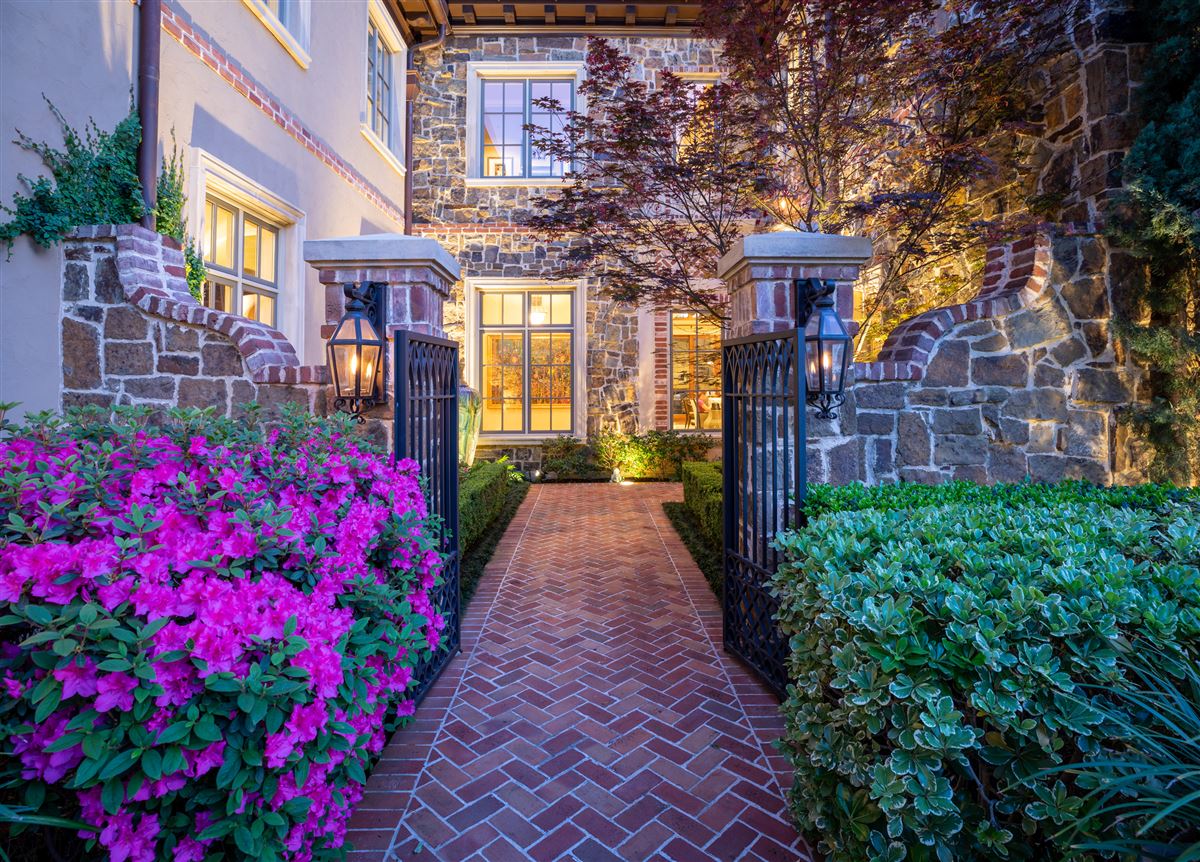 GATED AND UPDATED DALLAS RETREAT Texas Luxury Homes Mansions For