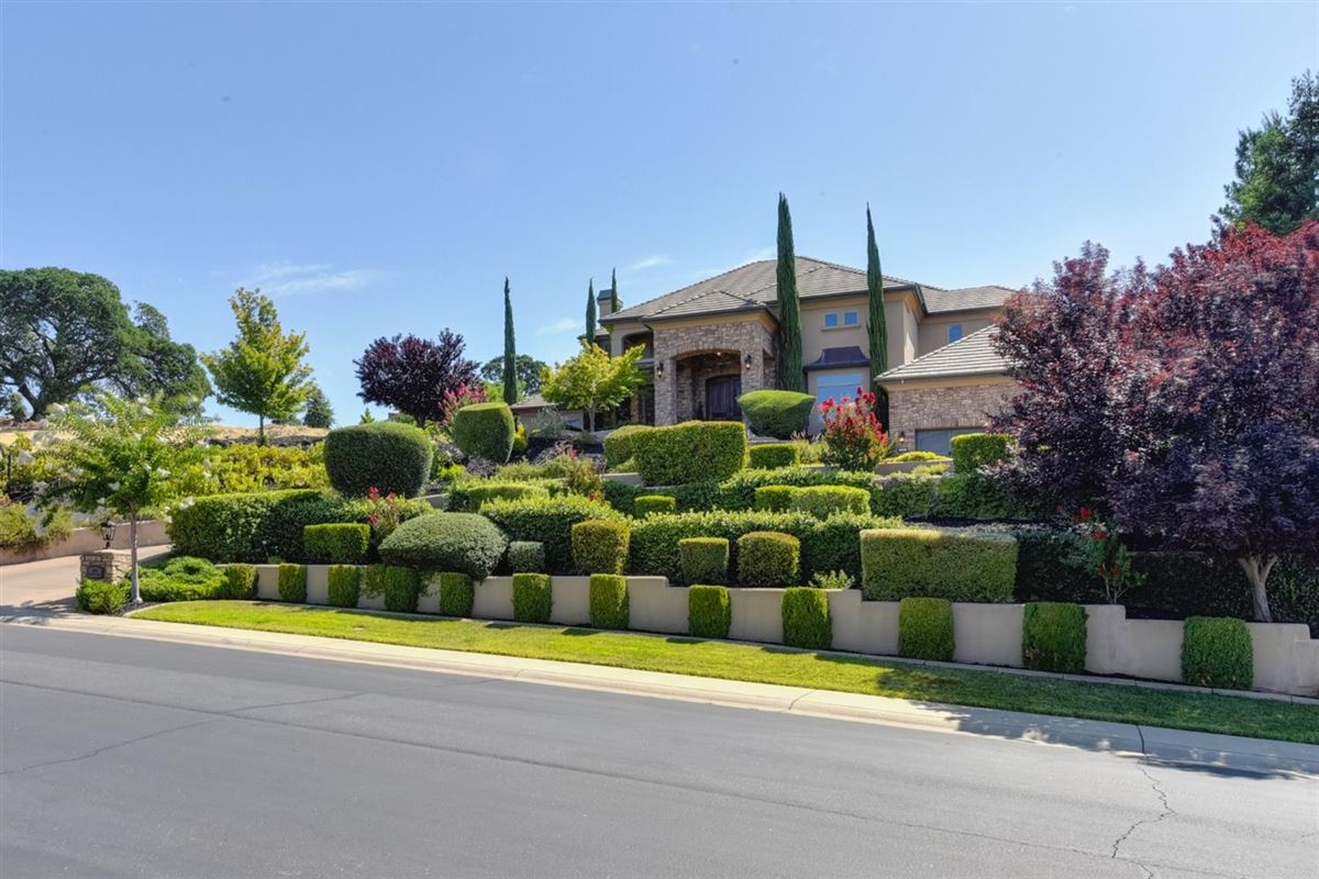 BEAUTIFULLY APPOINTED CUSTOM HOME IN PRESTIGIOUS FOLSOM California