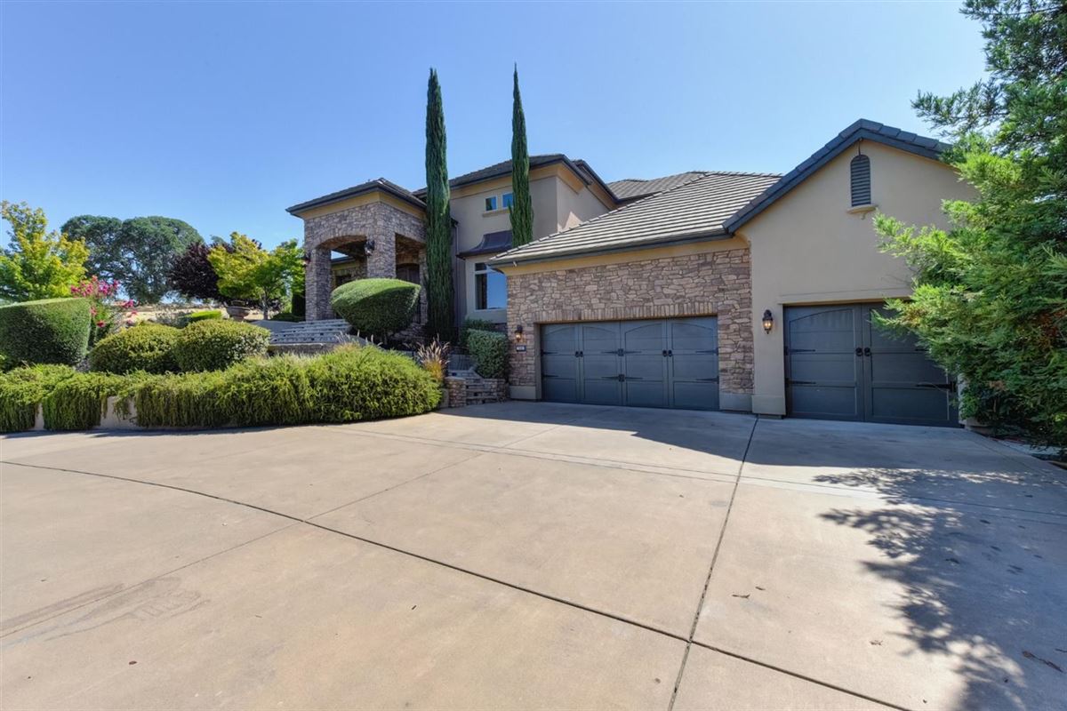 BEAUTIFULLY APPOINTED CUSTOM HOME IN PRESTIGIOUS FOLSOM California