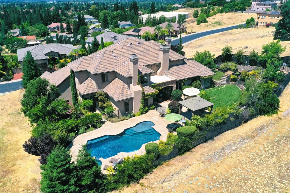 BEAUTIFULLY APPOINTED CUSTOM HOME IN PRESTIGIOUS FOLSOM California