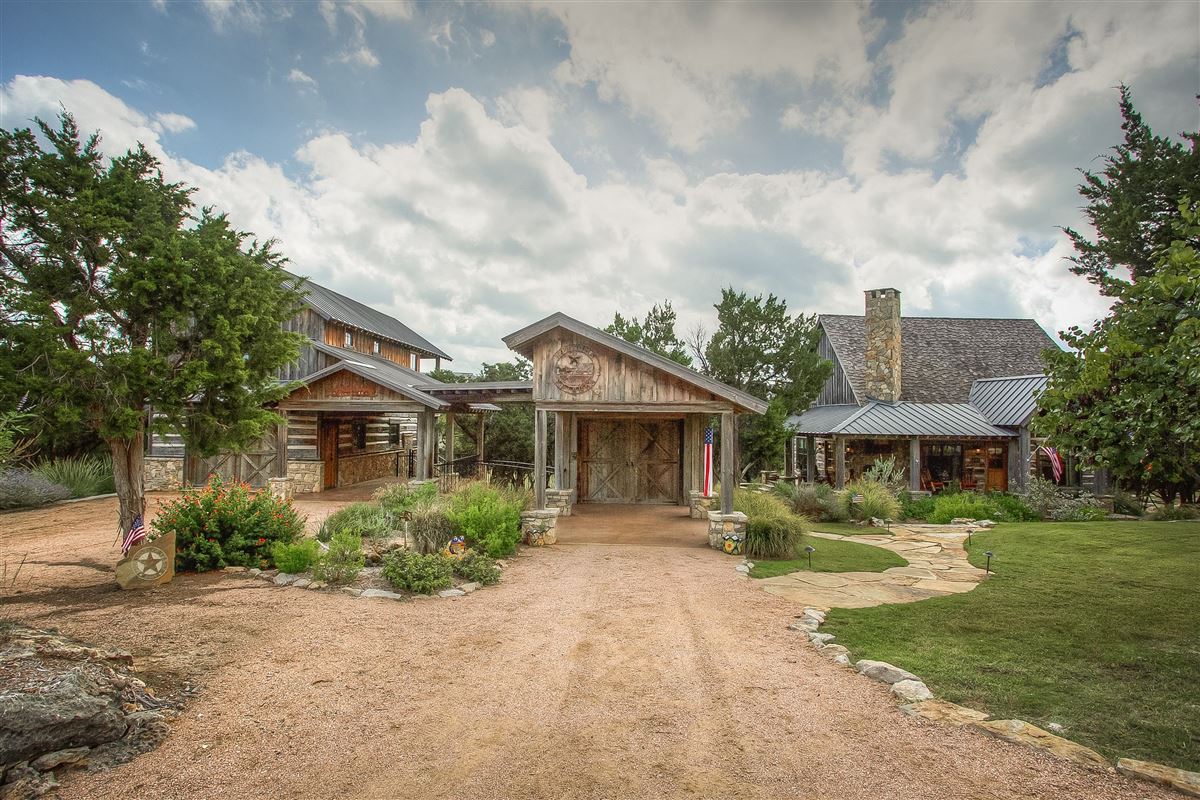 CHARMING, COZY CABIN IN POSSUM KINGDOM LAKE Texas Luxury Homes