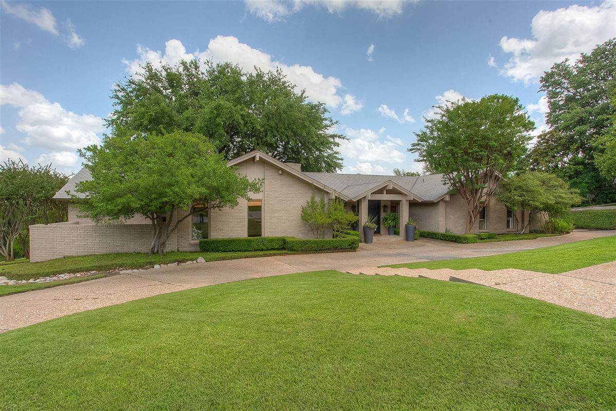 ONE STORY HOME IN A PRIVATE SETTING Texas Luxury Homes Mansions For