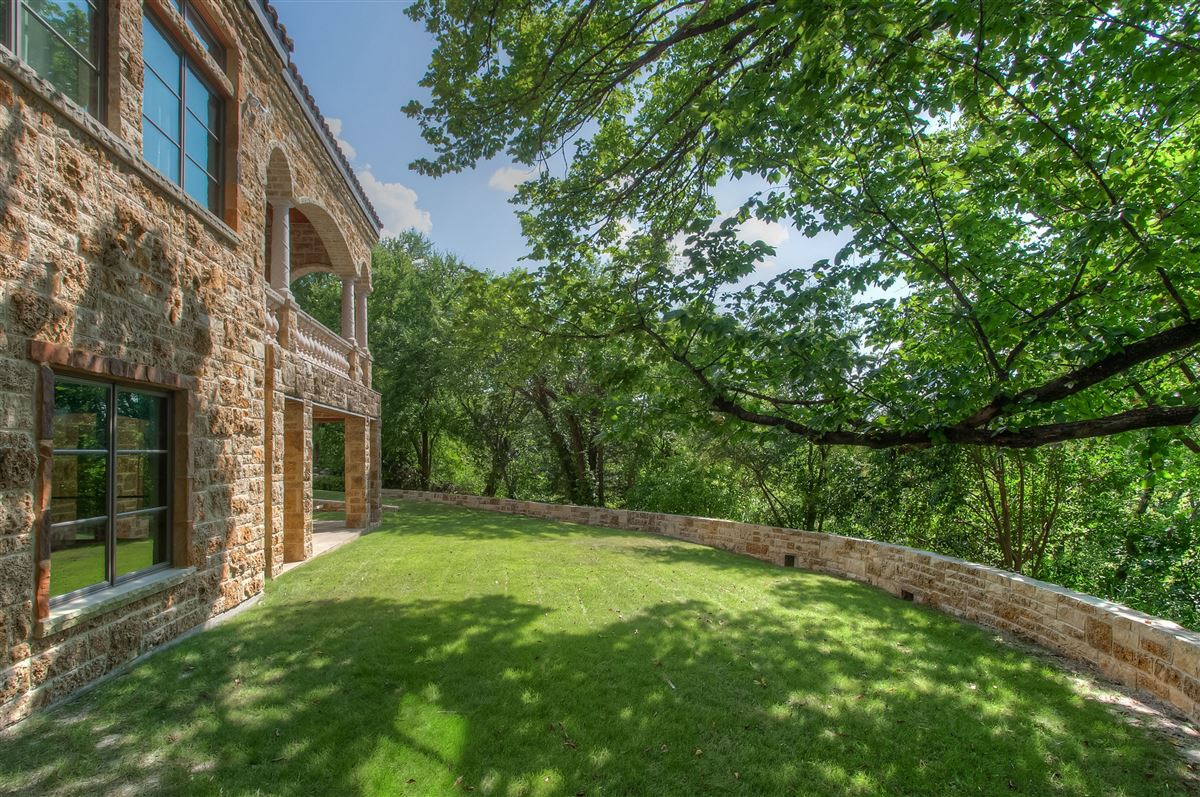 CUSTOM DESIGNED AND BUILT RIVERCREST HOME Texas Luxury Homes