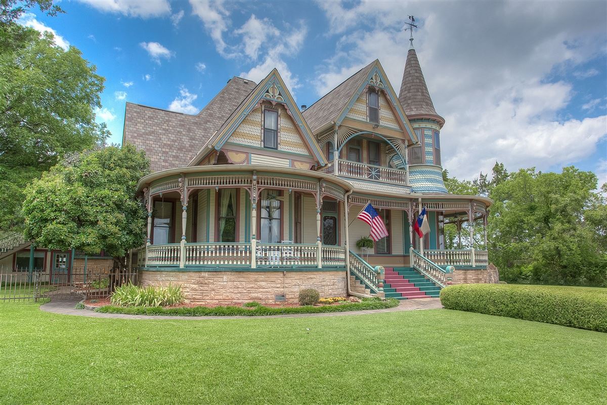 QUEEN ANNE STYLE VICTORIAN PAINTED LADY Texas Luxury Homes Mansions   808%2BLamar%2BWeatherford%2BTX%2BUSA%2B605630 034 H 