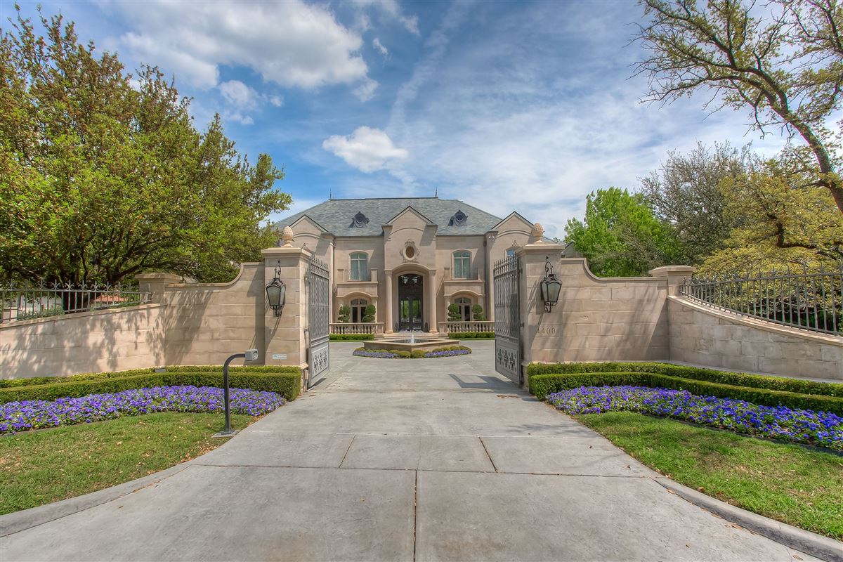 MAGNIFICENT ESTATE ON SOUGHT AFTER OVERTON CREST Texas Luxury Homes
