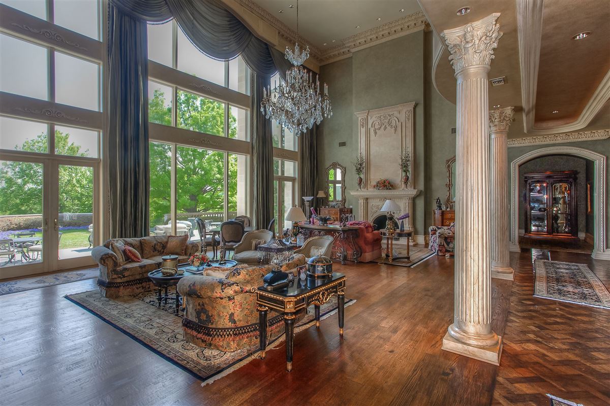 MAGNIFICENT ESTATE ON SOUGHT AFTER OVERTON CREST Texas Luxury Homes