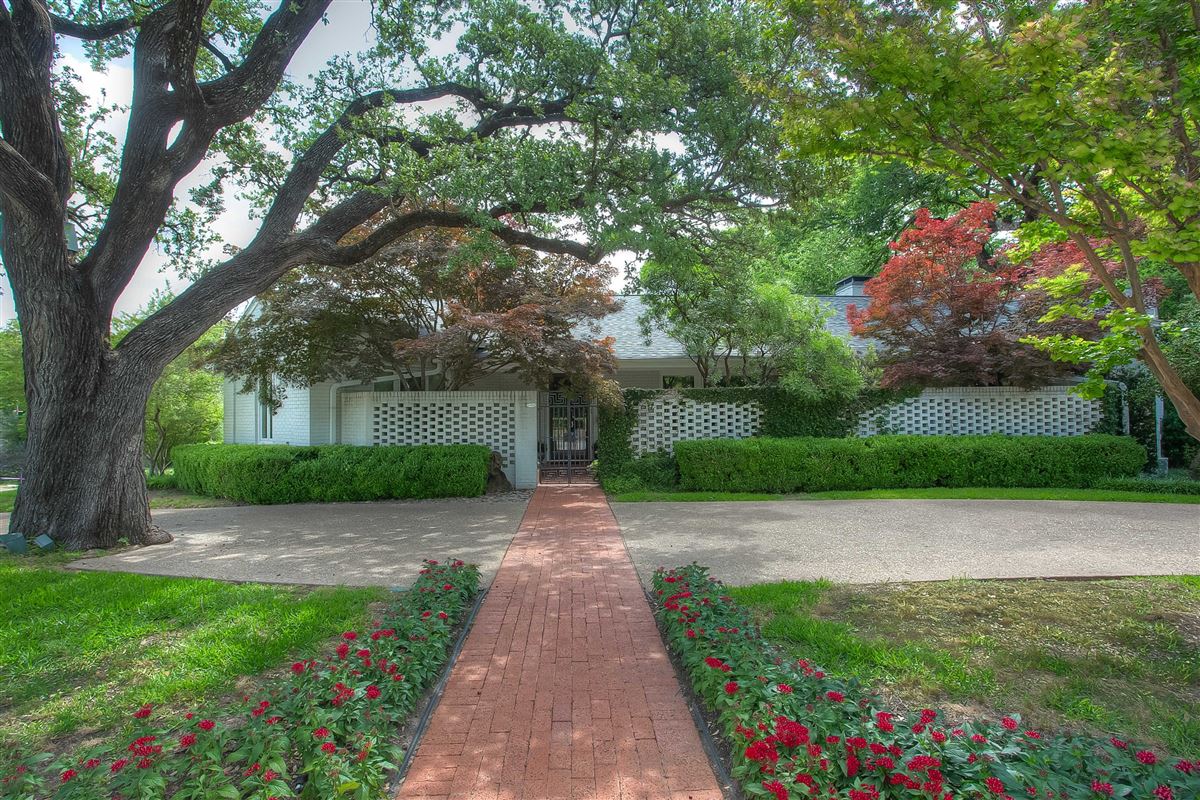 Spacious Home With A Beautiful Landscaped Backyard Texas Luxury