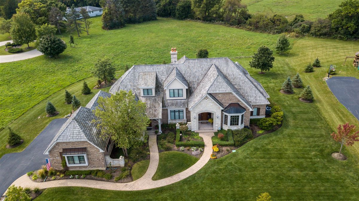 THIS EXQUISITE HOME IS STUNNING THROUGHOUT Illinois Luxury Homes