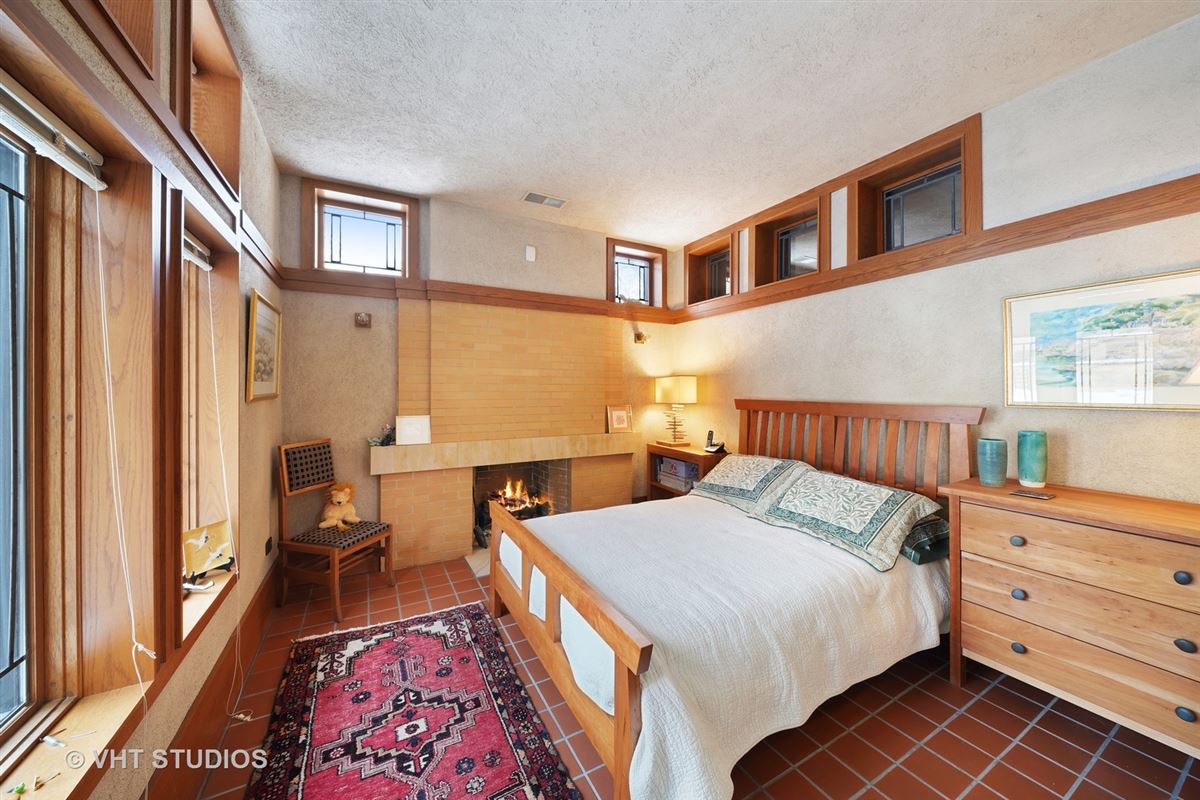 Restored Frank Lloyd Wright Coach House Illinois Luxury