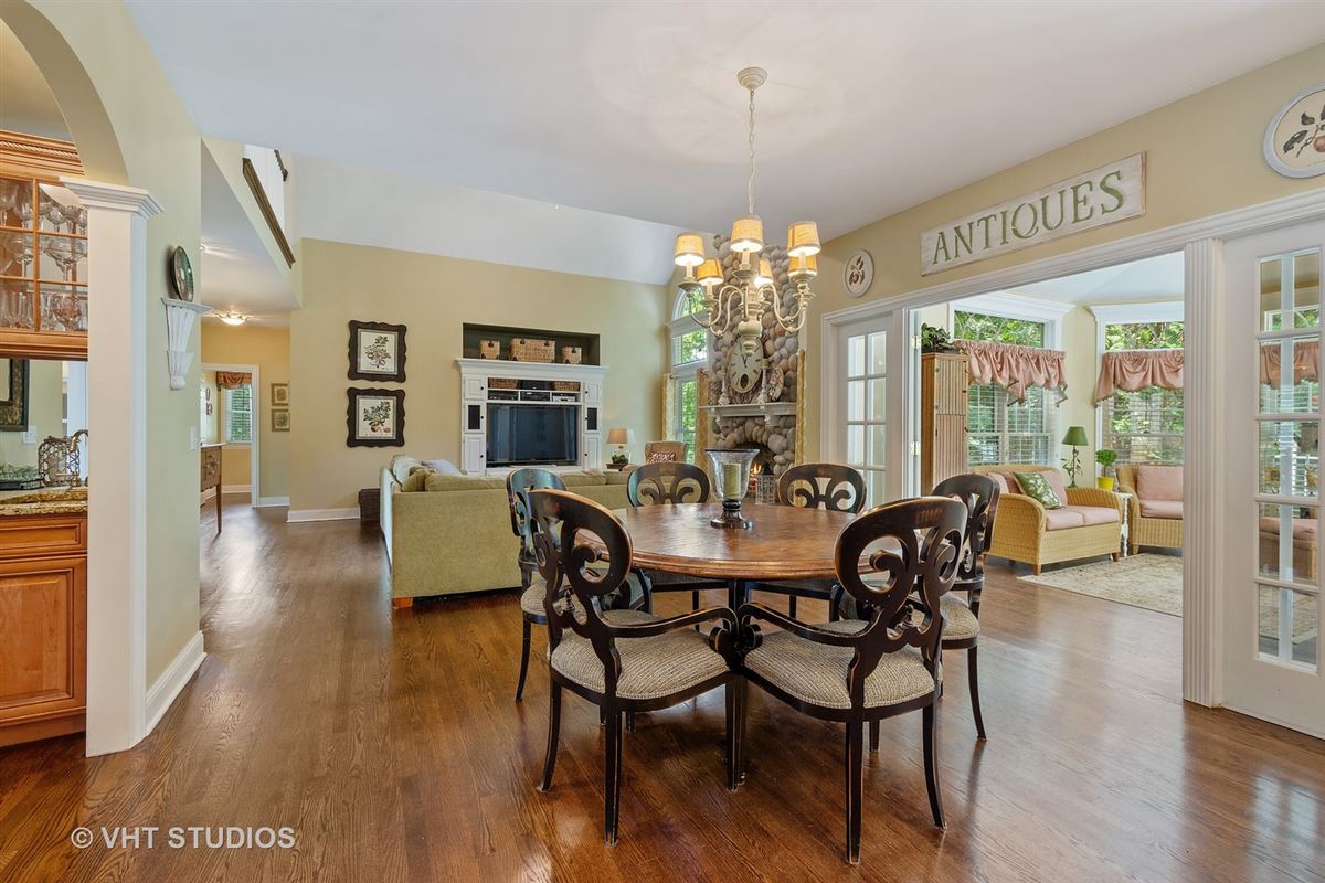 豪華なカスタムジョージア風の家賃 mansions