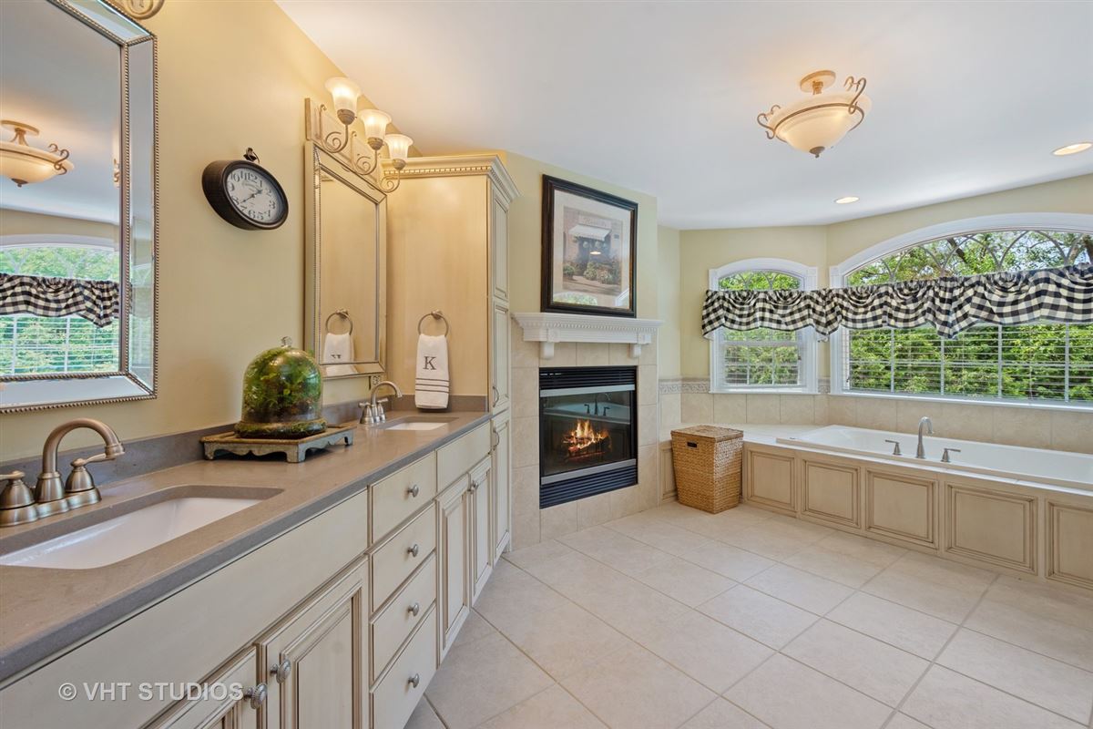 Luxury real estate 豪華なカスタムジョージア風の家賃