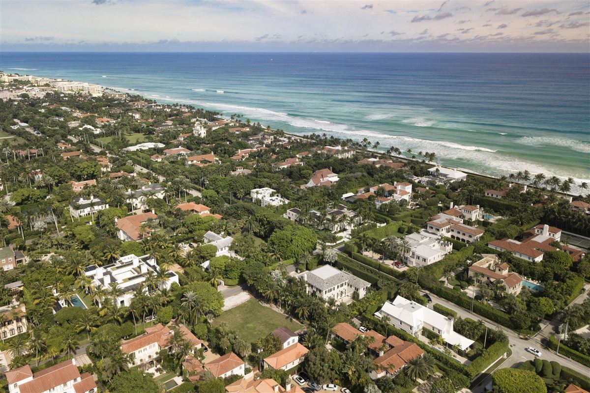 HIGHLY DESIRABLE PALM BEACH ISLAND LOCATION Florida Luxury Homes