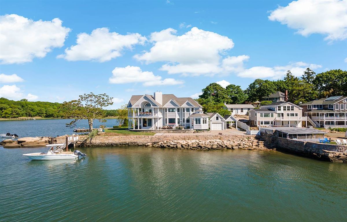 AN AMAZING LIFESTYLE IN THE VILLAGE OF STONY CREEK Connecticut Luxury