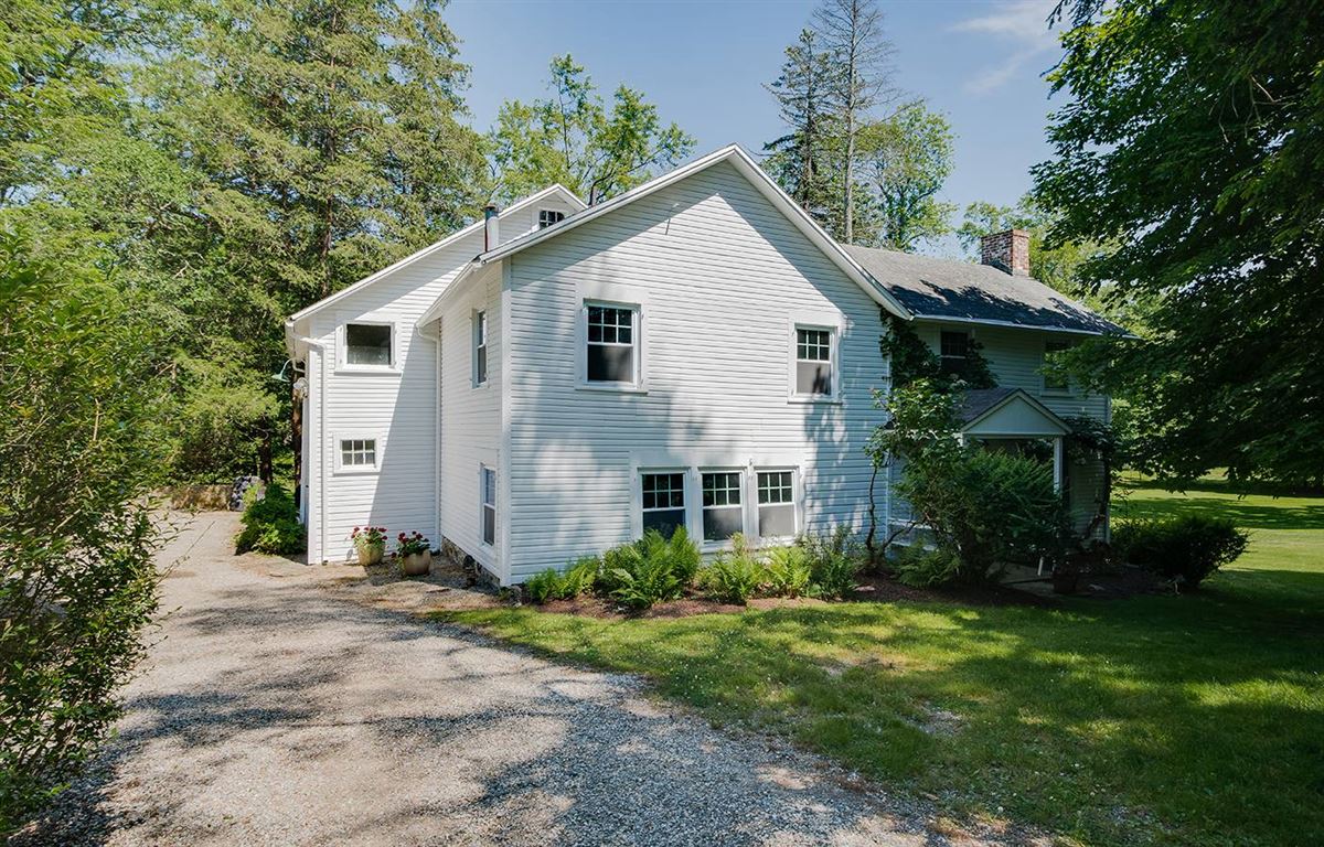 CAPTIVATING AND TIMELESS GREENS FARMS MANOR Connecticut Luxury Homes