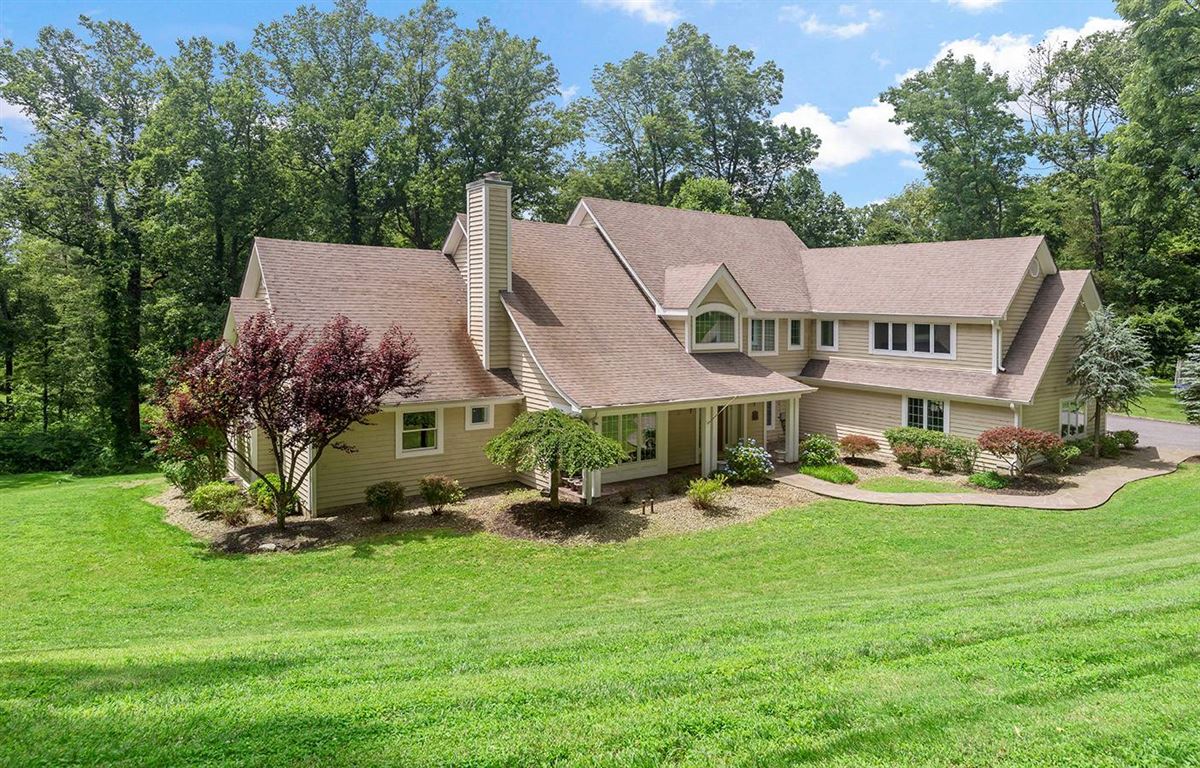 SOPHISTICATED BEDFORD CORNERS COLONIAL HOME New York Luxury Homes