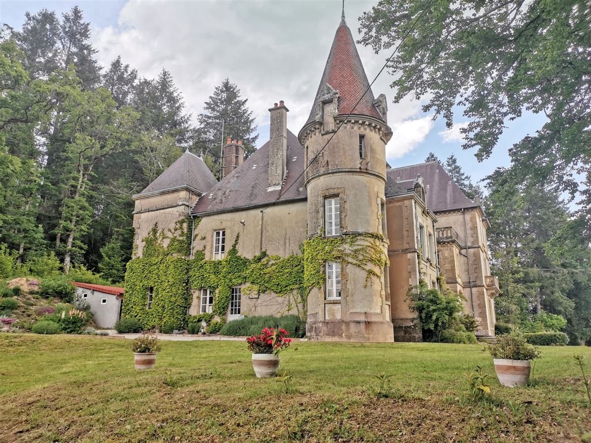 GRAND CHATEAU | France Luxury Homes | Mansions For Sale | Luxury Portfolio