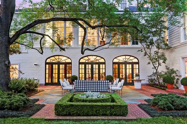 THIS STATELY HOME IS A RIVER OAKS TREASURE | Texas Luxury ...