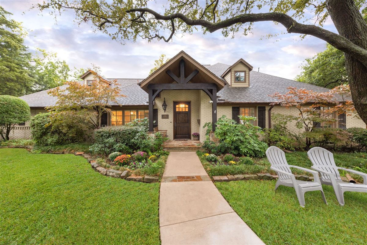 BEAUTIFUL SINGLE STORY IN PRESTON HOLLOW Texas Luxury Homes