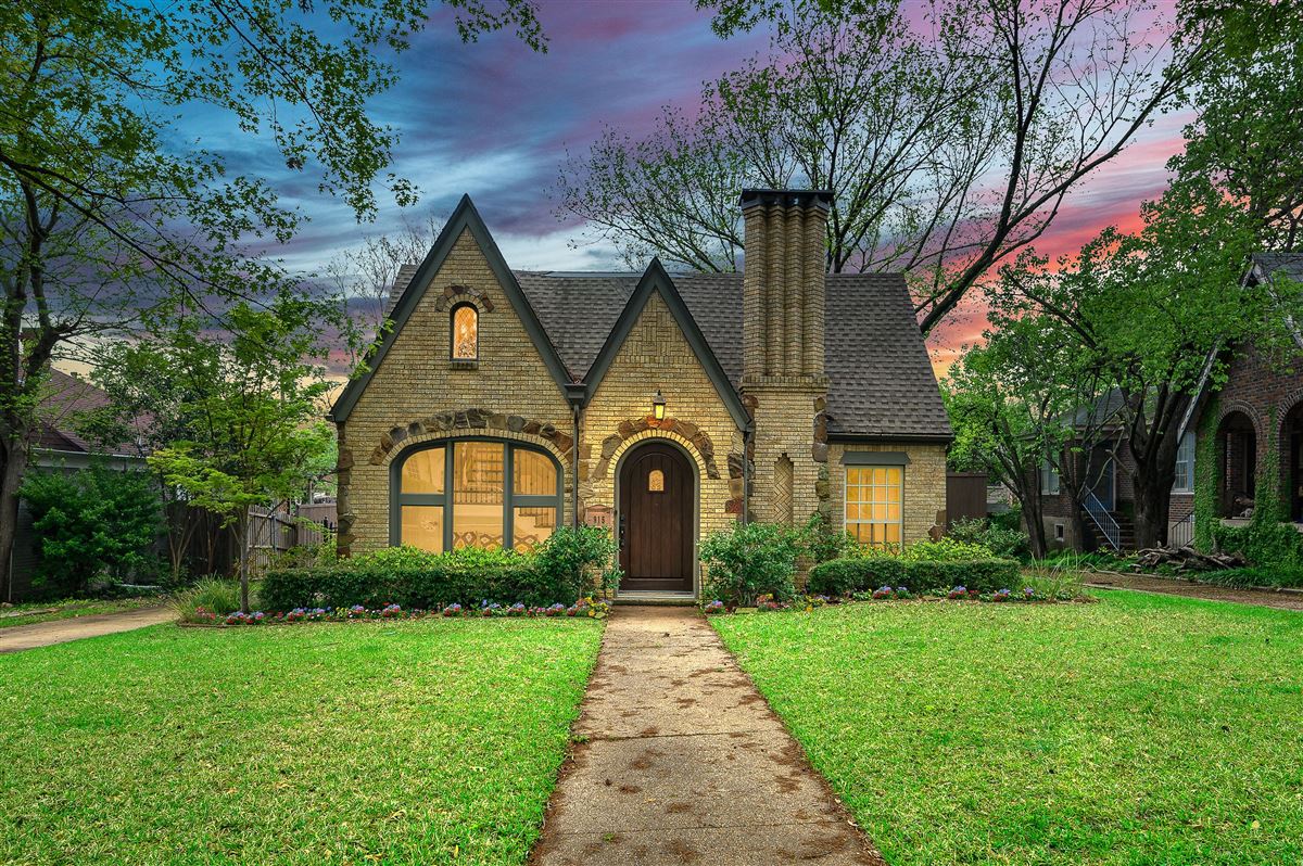 OUTSTANDING UPDATED HOLLYWOOD HEIGHTS TUDOR Texas Luxury Homes