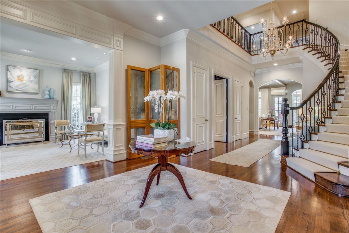 Stunning Home Just East Of Dallas Country Club Texas