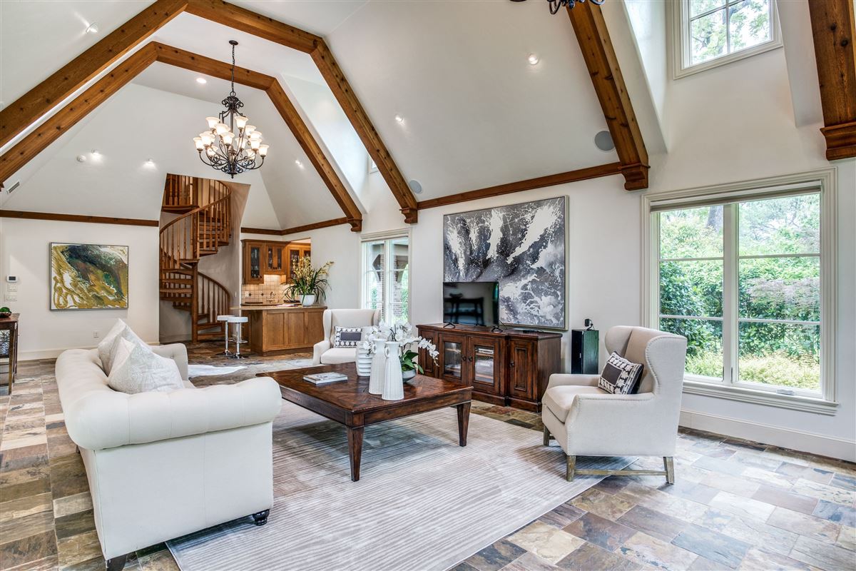 BEAUTIFUL SECLUDED HOME IN MAYFLOWER ESTATES Texas Luxury Homes