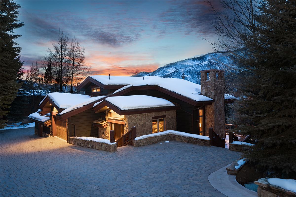 MOUNTAIN CONTEMPORARY VAIL HOME WITH EASY SKI ACCESS AND AMENITIES