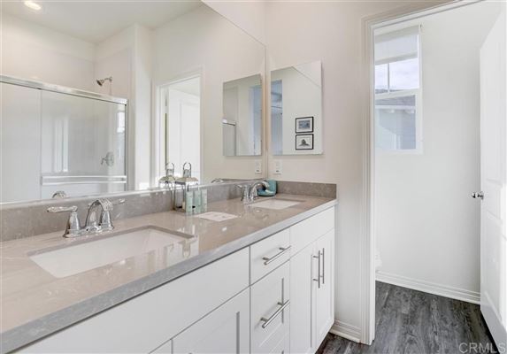 Luxury real estate 湾边三层联排别墅