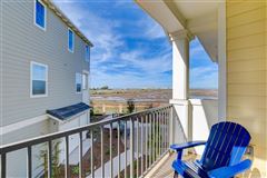 湾边三层联排别墅 luxury homes