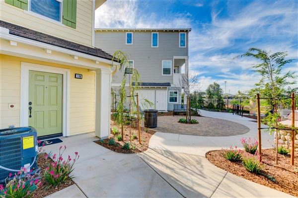 Mansions 湾边三层联排别墅