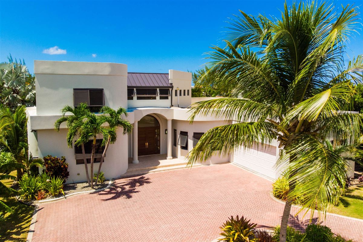 SPACIOUS NEWLY RENOVATED CANAL FRONT HOME CYM Luxury Homes Mansions