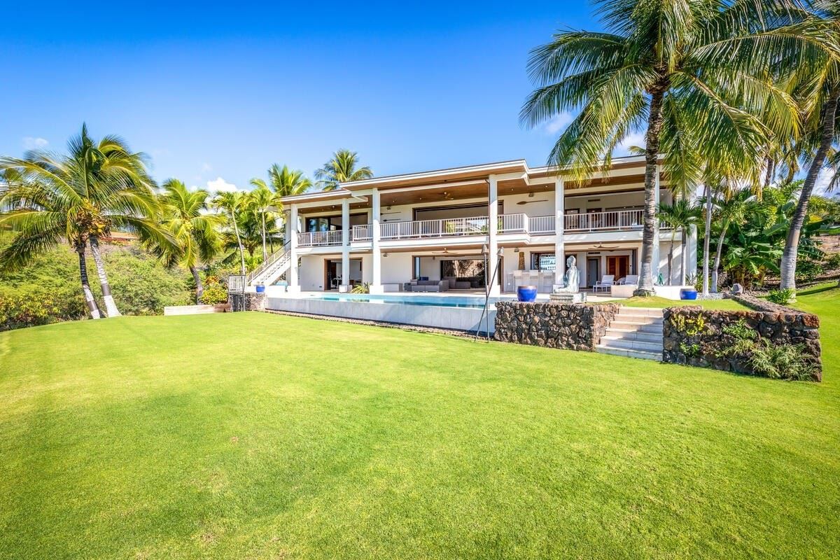 LARGE TOTALLY RENOVATED HOME ON THE MAUNA KEA COURSE