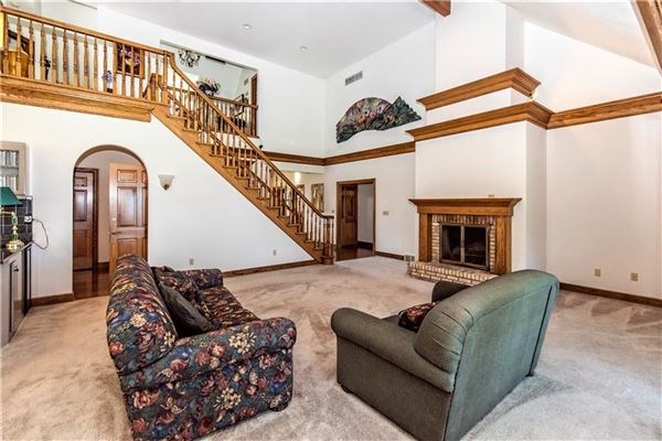 Luxury real estate 湖滨大宅