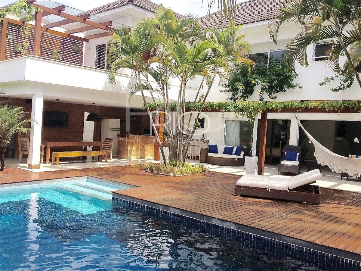 MAGNIFICENT VILLA IN SOUGHTAFTER AREA Brazil Luxury Homes Mansions