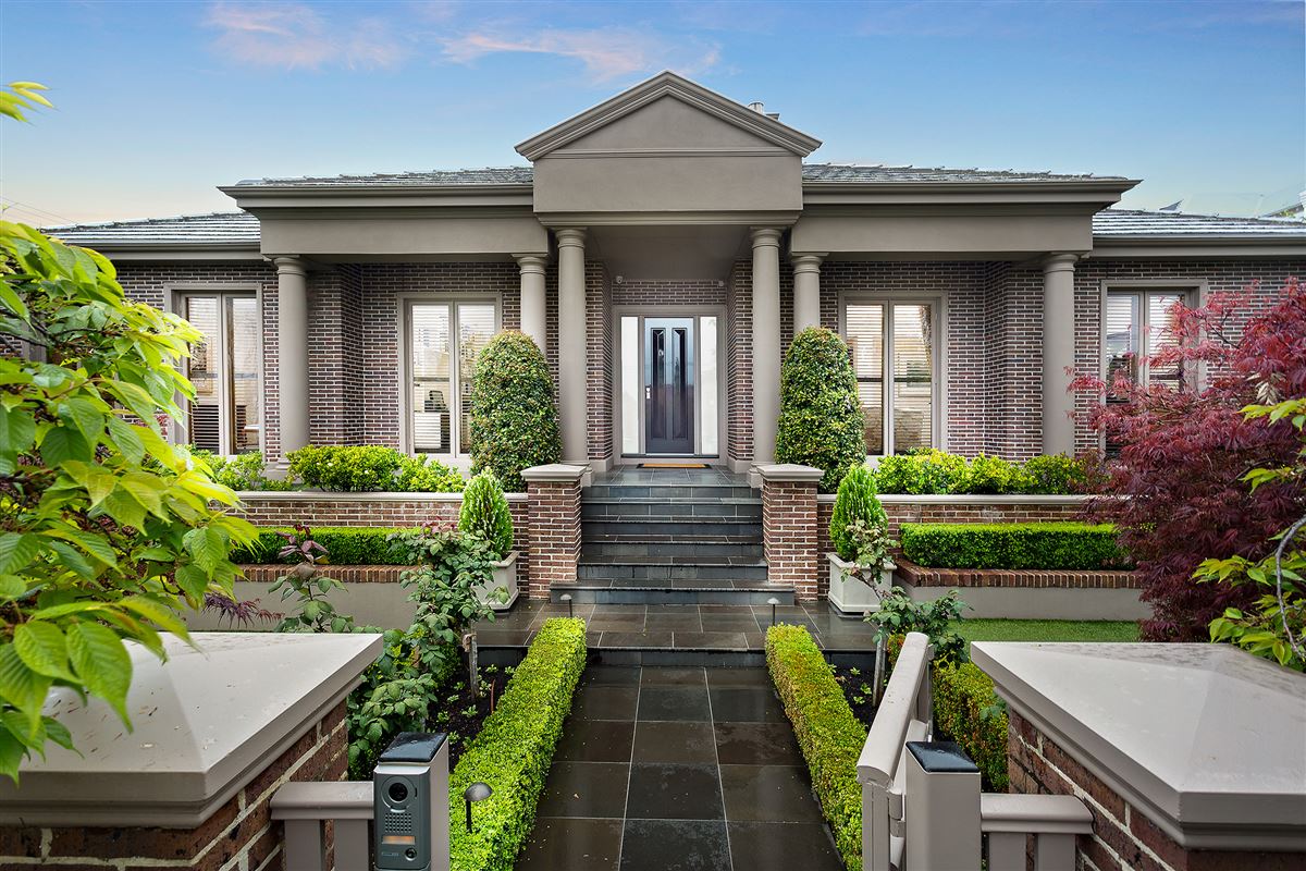 EXQUISITE SINGLE LEVEL ENGLEHART HOME AUS Luxury Homes Mansions For