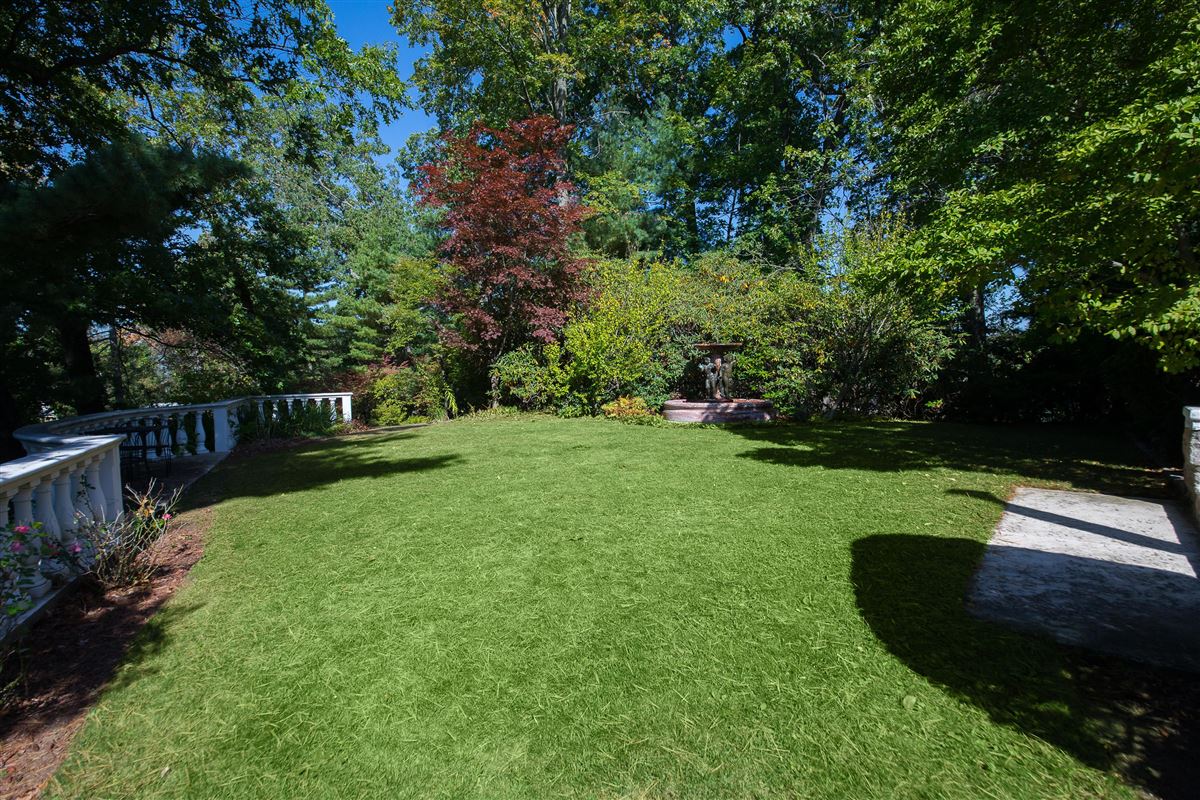 CHIMNEY COVE COMPOUND WITH PANORAMIC VISTAS Connecticut Luxury Homes