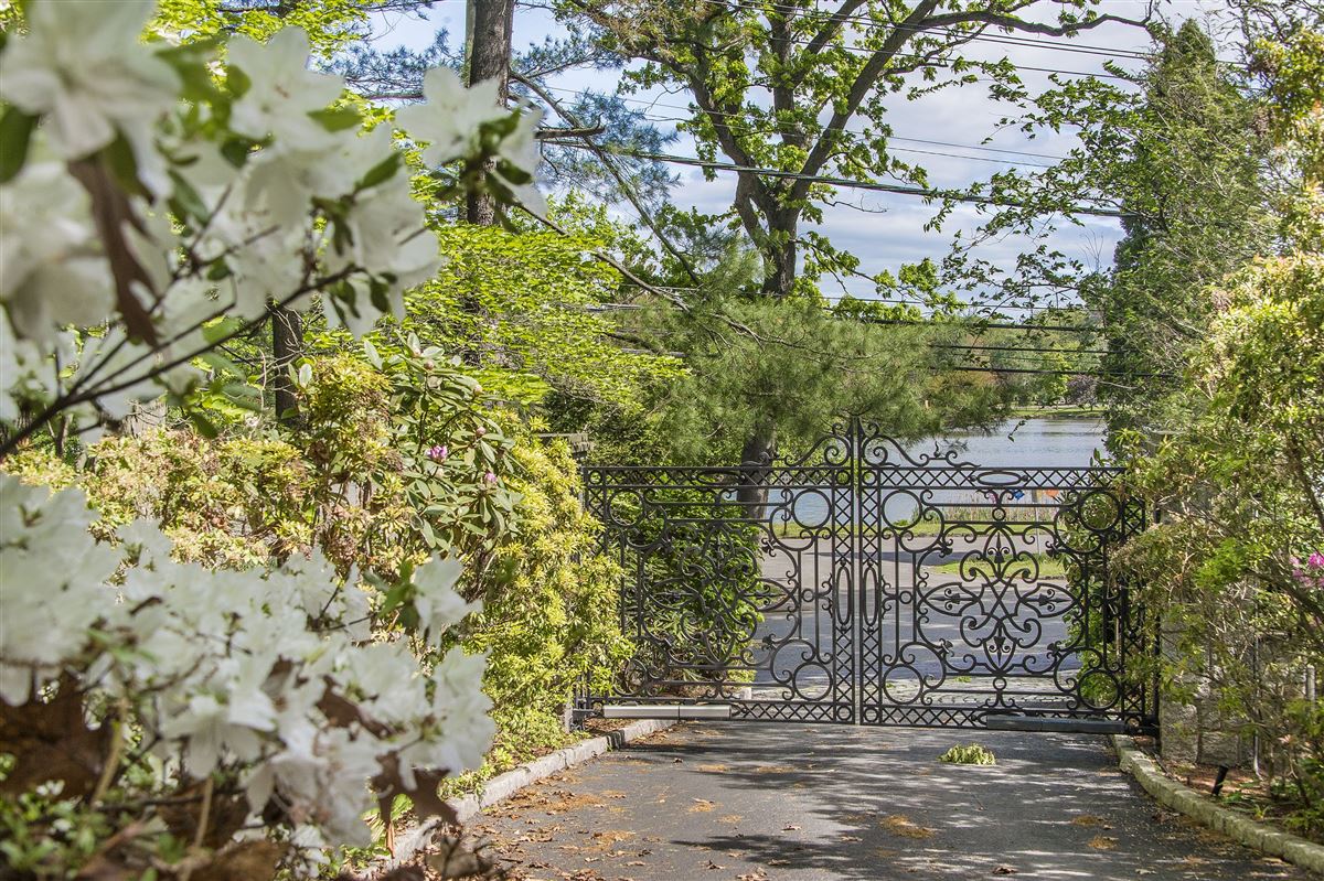 CHIMNEY COVE COMPOUND WITH PANORAMIC VISTAS Connecticut Luxury Homes