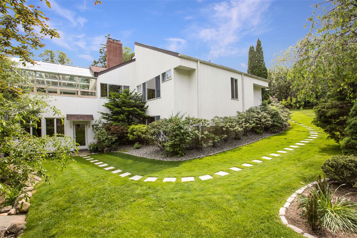 SUBURBAN SERENITY New York Luxury Homes Mansions For Sale Luxury