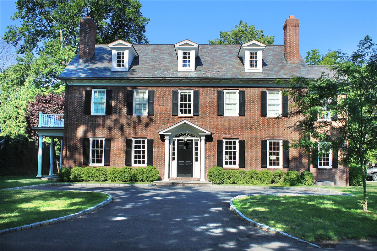 BRICK GEORGIAN COLONIAL IN A GREAT LOCATION | Connecticut Luxury Homes ...