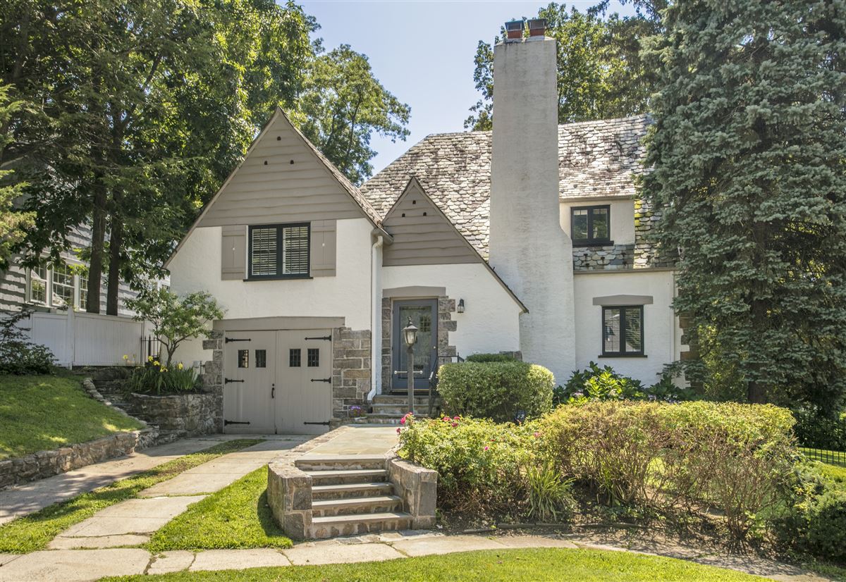 HANDSOME LARCHMONT VILLAGE TUDOR IN PRIME LOCATION New York Luxury